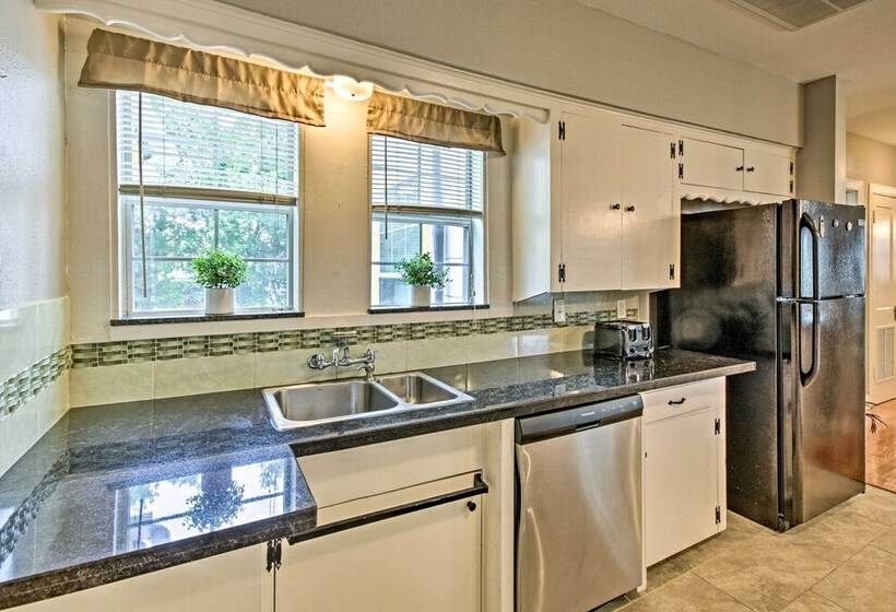 < 3 Miles To Houston Zoo: Home W/ Yard!