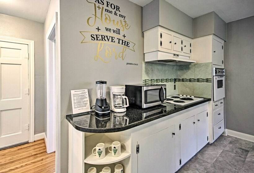 < 3 Miles To Houston Zoo: Home W/ Yard!