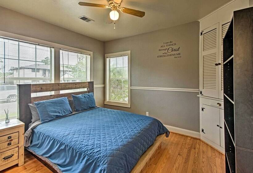 < 3 Miles To Houston Zoo: Home W/ Yard!