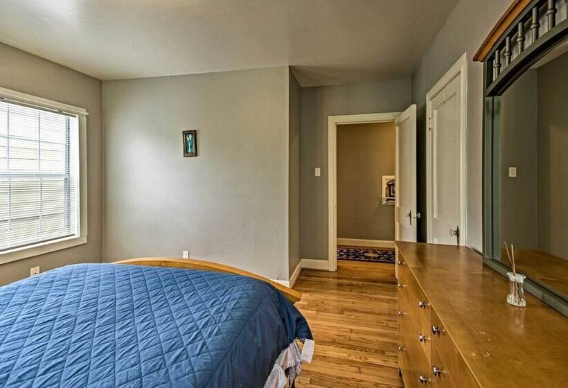 < 3 Miles To Houston Zoo: Home W/ Yard!