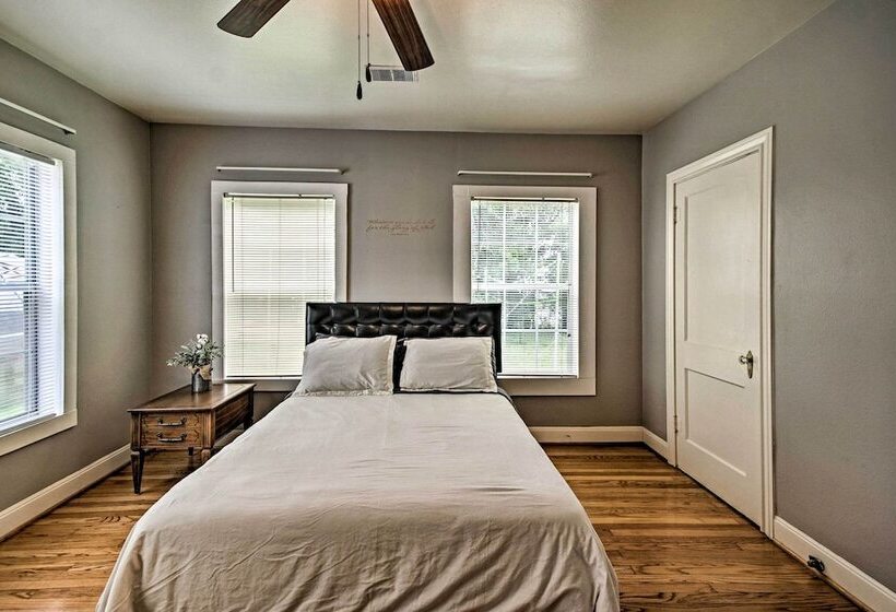 < 3 Miles To Houston Zoo: Home W/ Yard!