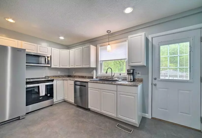 Morgantown Home W/ Deck ~ 2 Mi To Wv University!