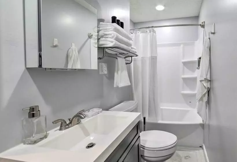 Morgantown Home W/ Deck ~ 2 Mi To Wv University!