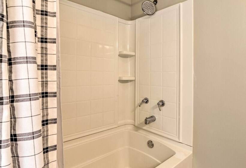 Morgantown Home W/ Patio: Near Wvu Football!