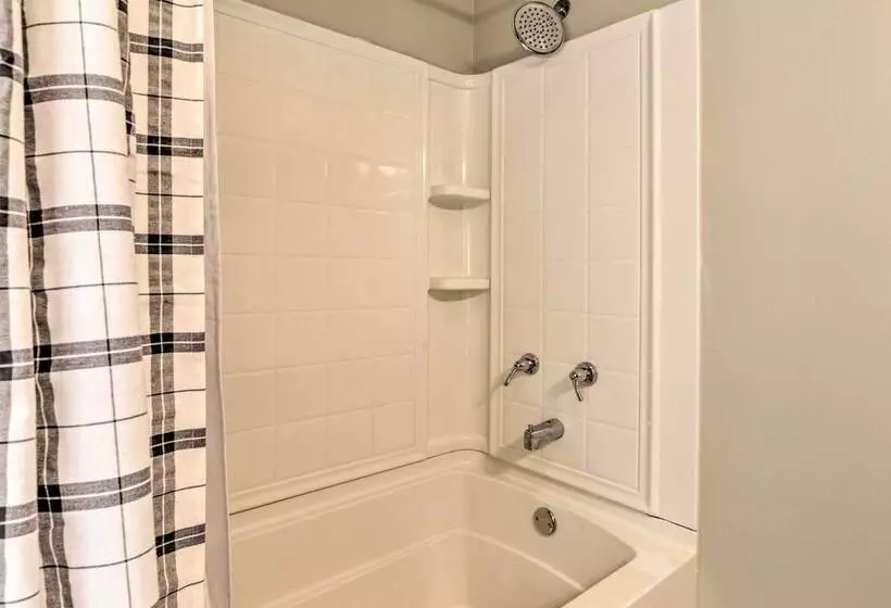 Morgantown Home W/ Patio: Near Wvu Football!