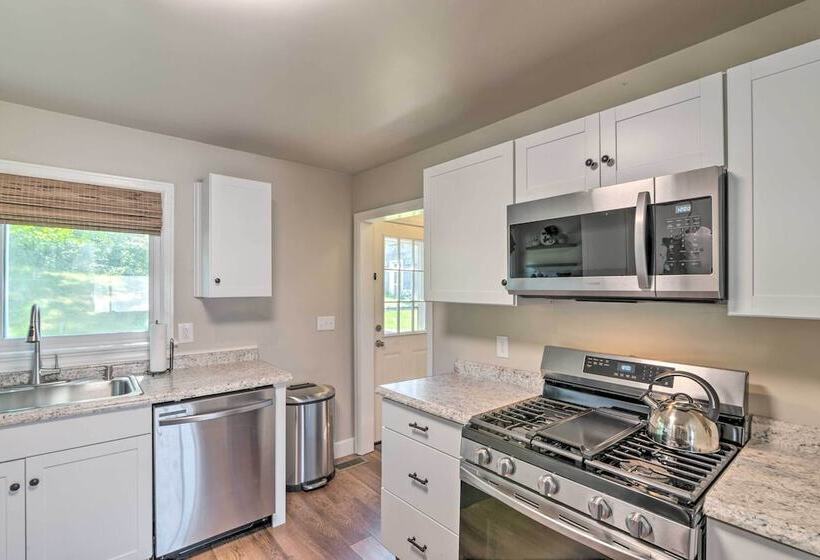 Morgantown Home W/ Patio: Near Wvu Football!