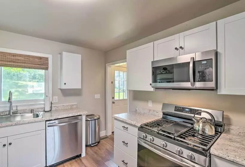 Morgantown Home W/ Patio: Near Wvu Football!