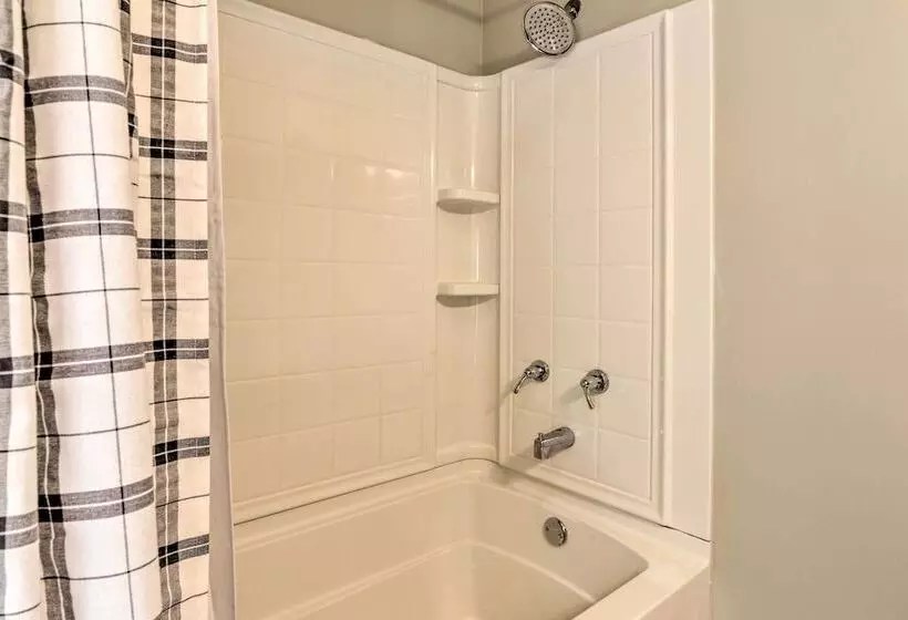 Morgantown Home W/ Patio: Near Wvu Football!