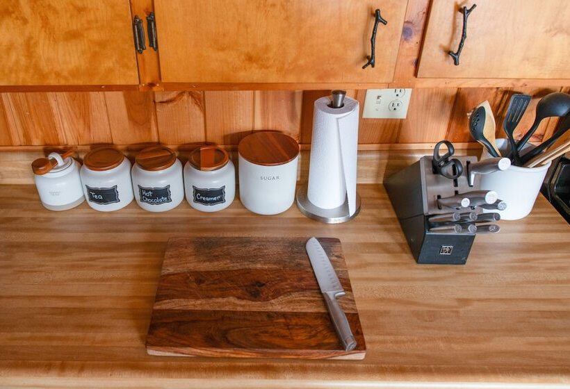 Secluded Cabin W/ Deck, Hot Tub & Lake Access!