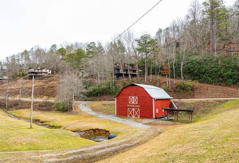 Secluded Cabin W/ Deck, Hot Tub & Lake Access!