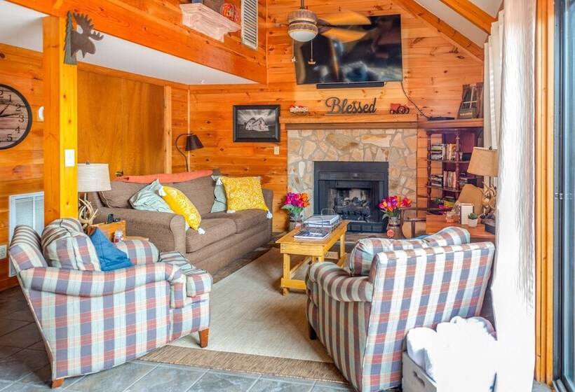 Secluded Cabin W/ Deck, Hot Tub & Lake Access!