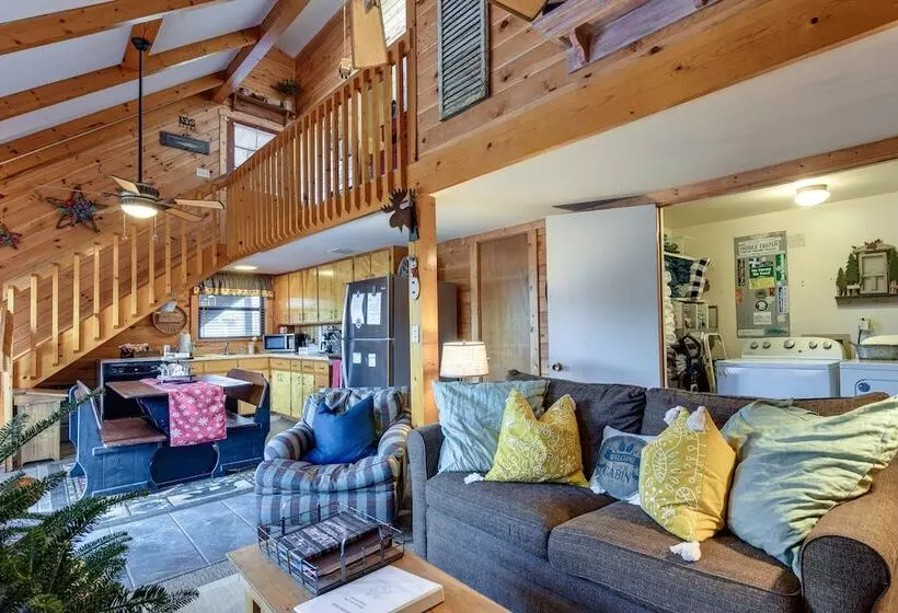 Secluded Cabin W/ Deck, Hot Tub & Lake Access!