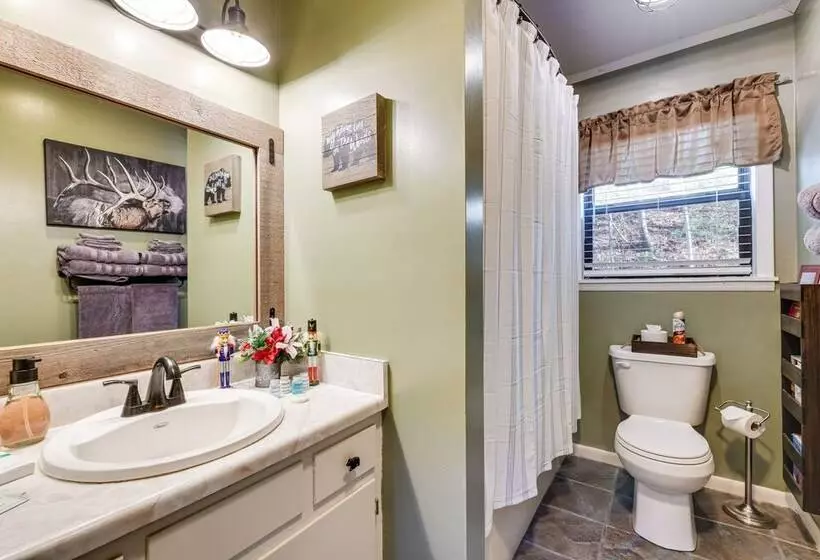 Secluded Cabin W/ Deck, Hot Tub & Lake Access!