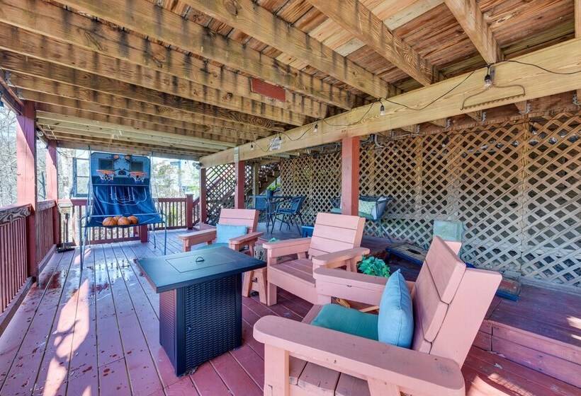 Secluded Cabin W/ Deck, Hot Tub & Lake Access!