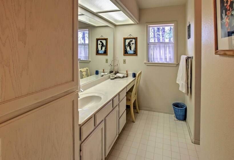 Munds Park Home W/ 3 Decks ~ 1 Mi Odell Lake!