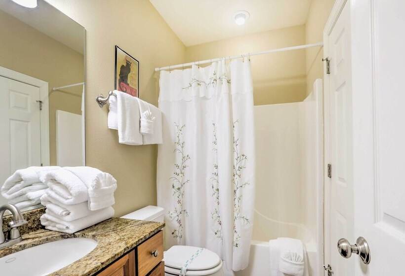 Gulf Shores Family Home W/ Deck, Walk To Beach!