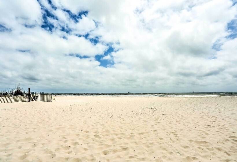 Gulf Shores Family Home W/ Deck, Walk To Beach!