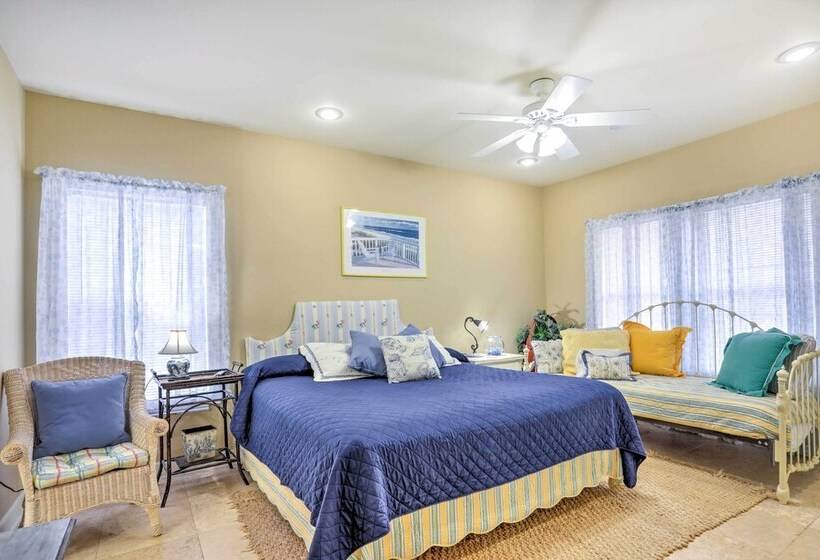 Gulf Shores Family Home W/ Deck, Walk To Beach!