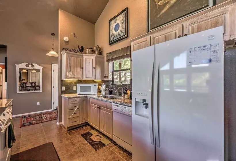Scenic Ruidoso Abode W/ Mtn Views, Hot Tub & Deck!