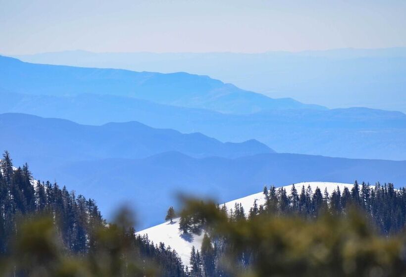 Scenic Ruidoso Abode W/ Mtn Views, Hot Tub & Deck!