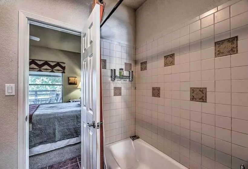Scenic Ruidoso Abode W/ Mtn Views, Hot Tub & Deck!