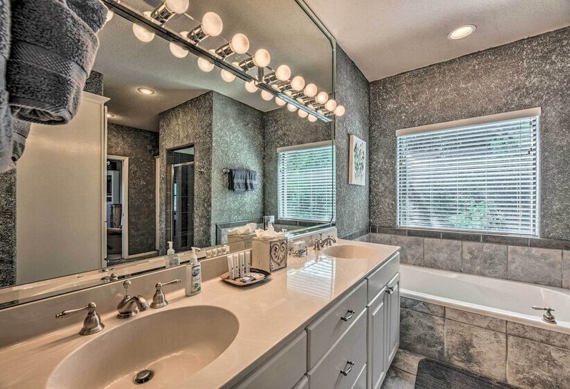 Scenic Ruidoso Abode W/ Mtn Views, Hot Tub & Deck!