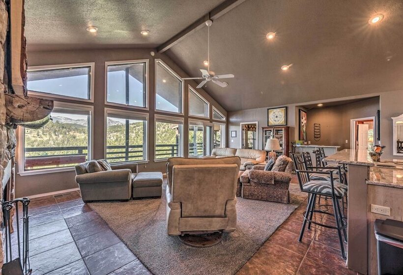 Scenic Ruidoso Abode W/ Mtn Views, Hot Tub & Deck!