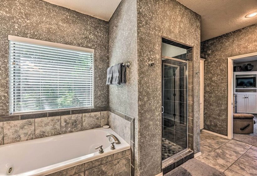 Scenic Ruidoso Abode W/ Mtn Views, Hot Tub & Deck!