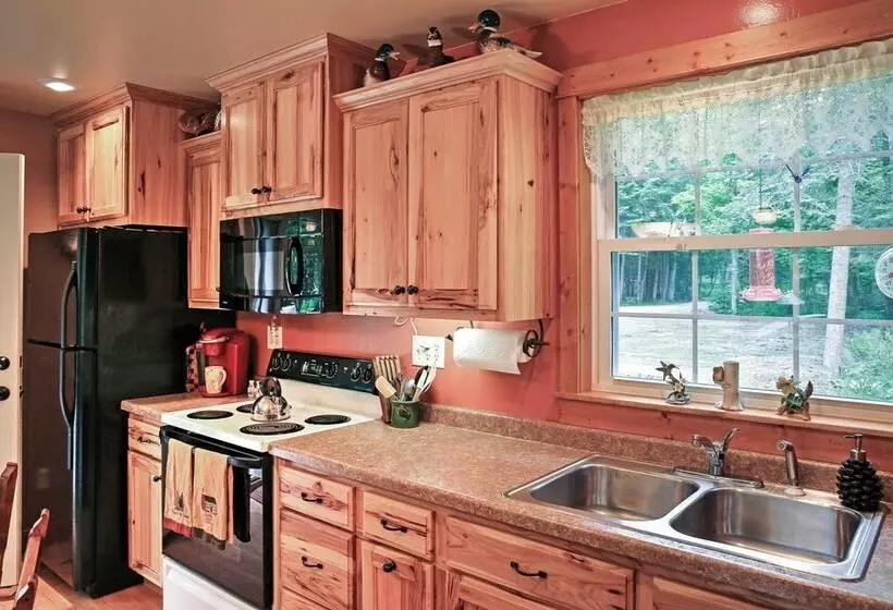 Secluded Birnamwood Cottage W/ Deck & River Views!