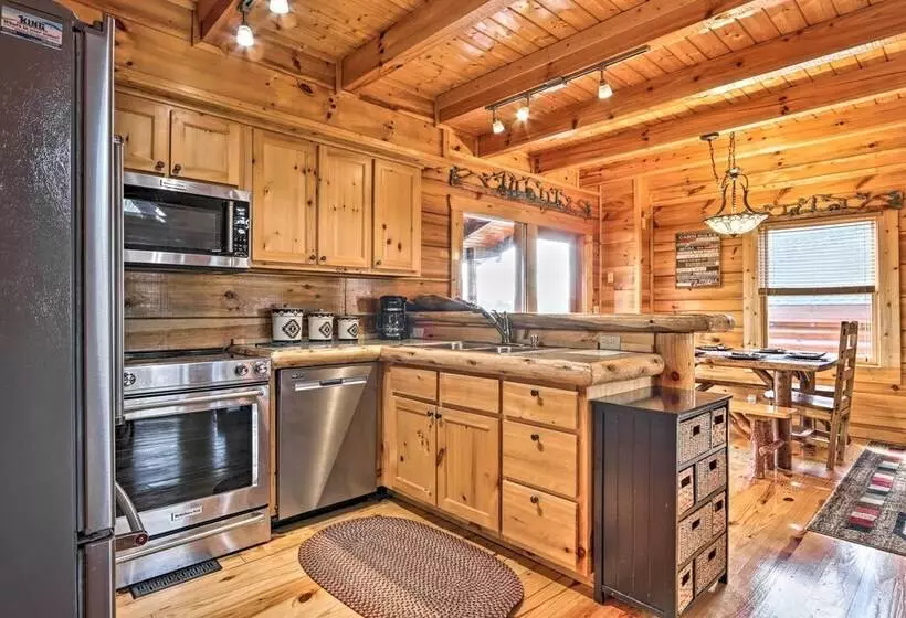 Smoky Mtn Family Cabin W/ Mtn Views, Deck & Grill!