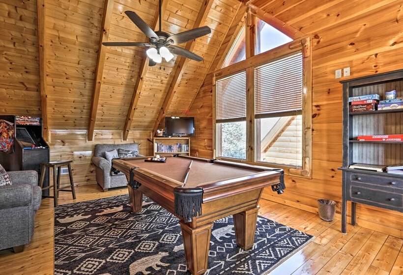 Smoky Mtn Family Cabin W/ Mtn Views, Deck & Grill!