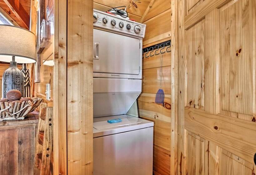 Smoky Mtn Family Cabin W/ Mtn Views, Deck & Grill!