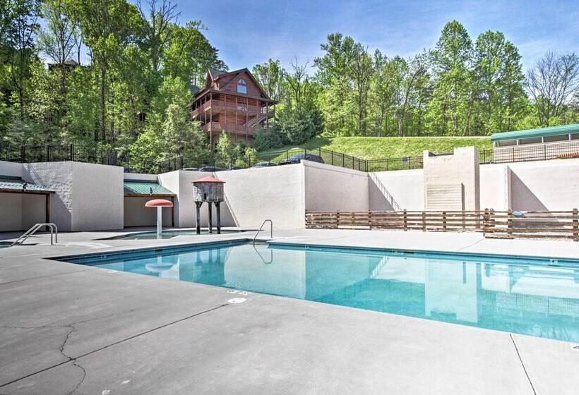 Smoky Mtn Family Cabin W/ Mtn Views, Deck & Grill!