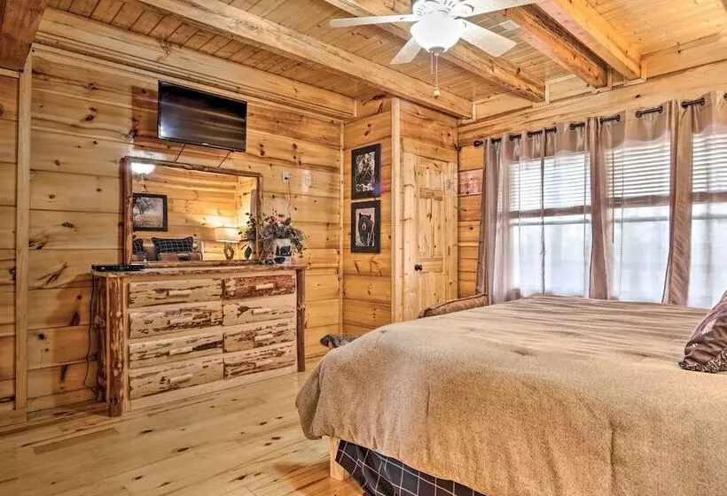 Smoky Mtn Family Cabin W/ Mtn Views, Deck & Grill!