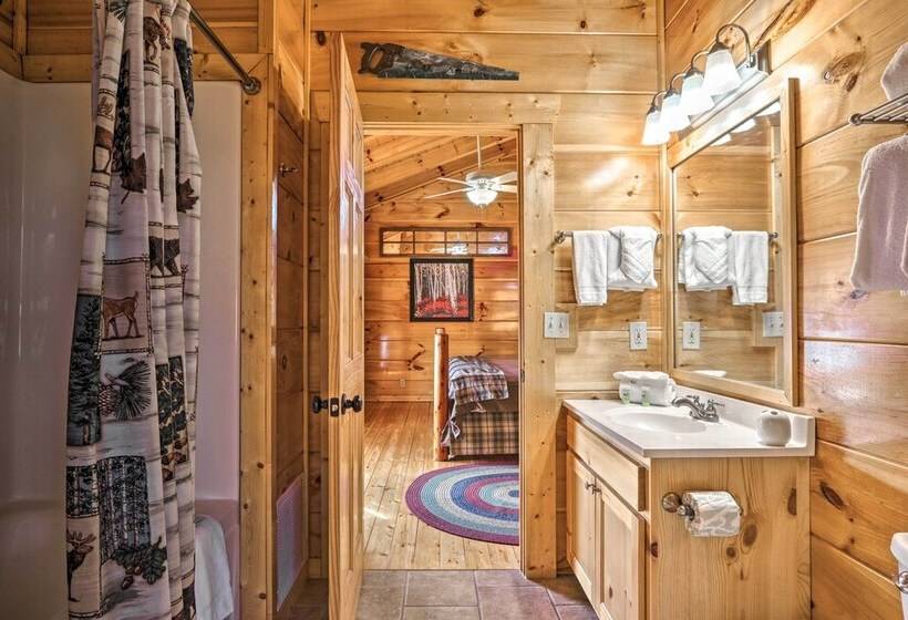 Smoky Mtn Family Cabin W/ Mtn Views, Deck & Grill!