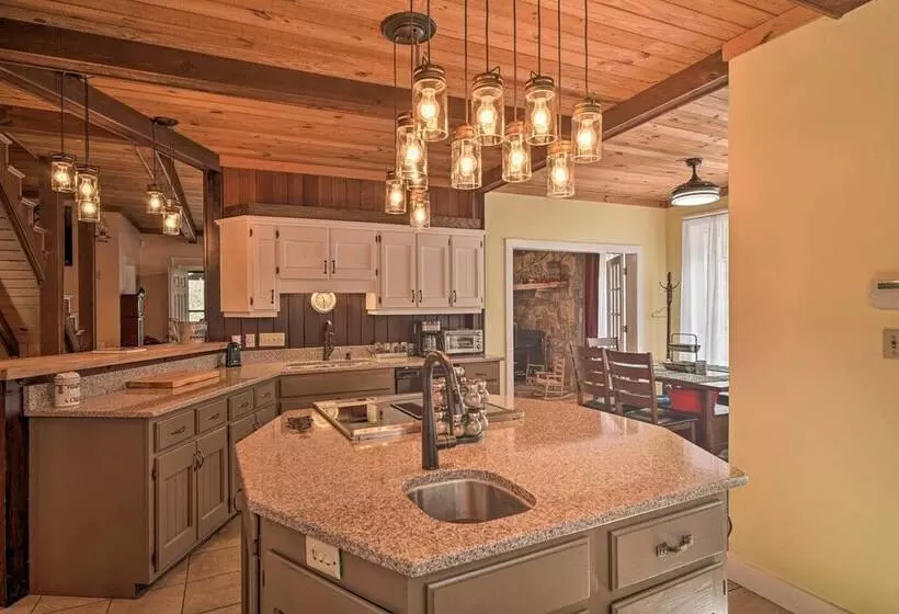 Tranquil Smoky Mountain Cabin W/ Porch & Fire Pit