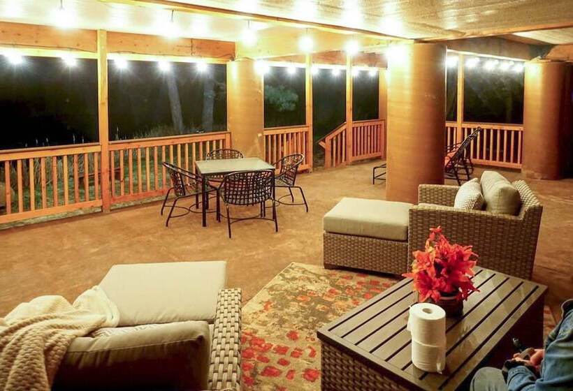 Waterfront Lakeside Home   1 Block To Boat Ramp