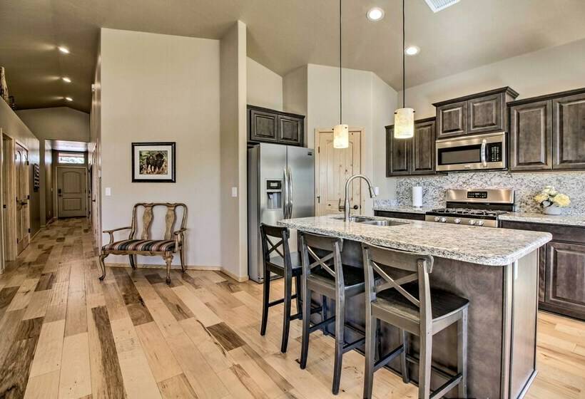 Waterfront Lakeside Home   1 Block To Boat Ramp