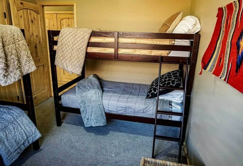 Waterfront Lakeside Home   1 Block To Boat Ramp