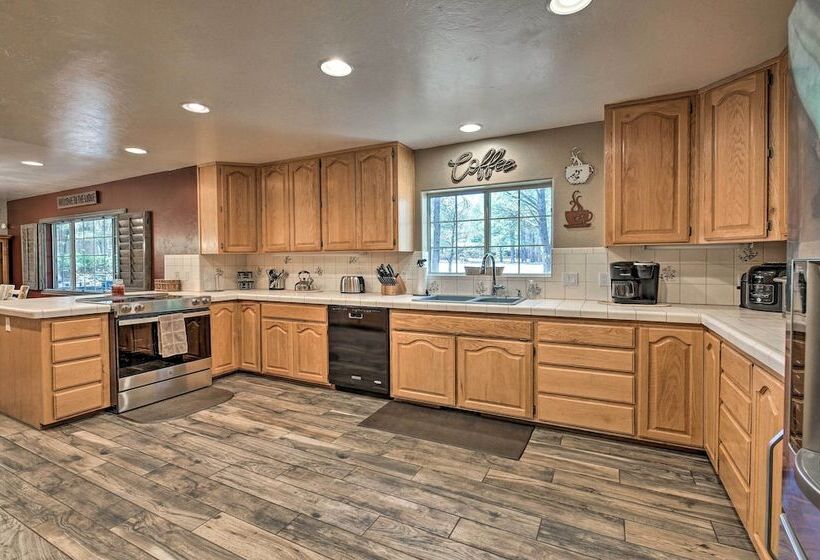 2 Story Home W/ Grill: 4 Mi To Woodland Lake!