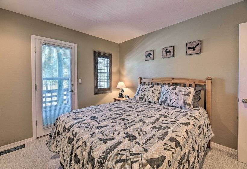 2 Story Home W/ Grill: 4 Mi To Woodland Lake!