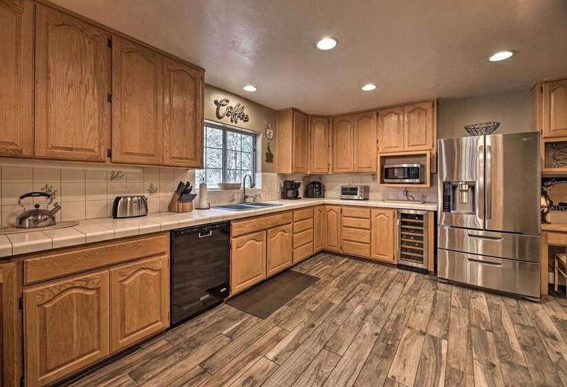 2 Story Home W/ Grill: 4 Mi To Woodland Lake!