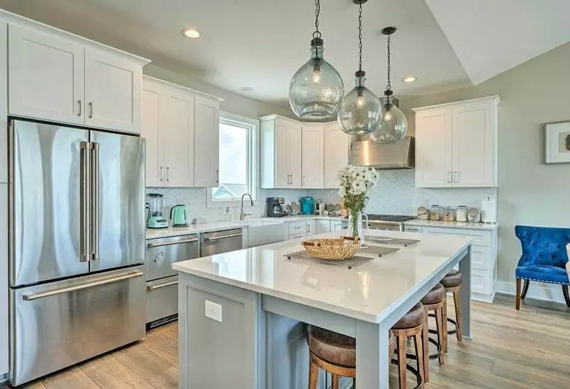 Beachfront Oasis W/ 2 Large Decks, Bbq & Views!