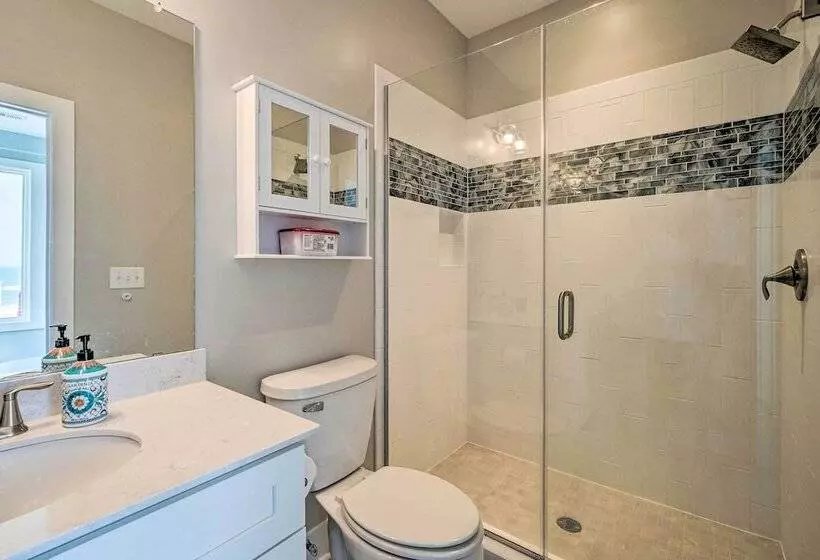 Beachfront Oasis W/ 2 Large Decks, Bbq & Views!