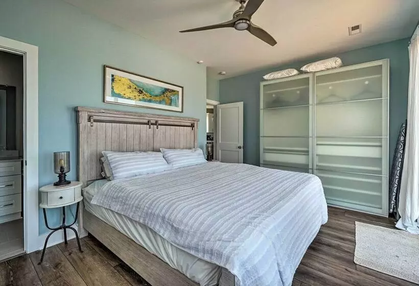 Beachfront Oasis W/ 2 Large Decks, Bbq & Views!