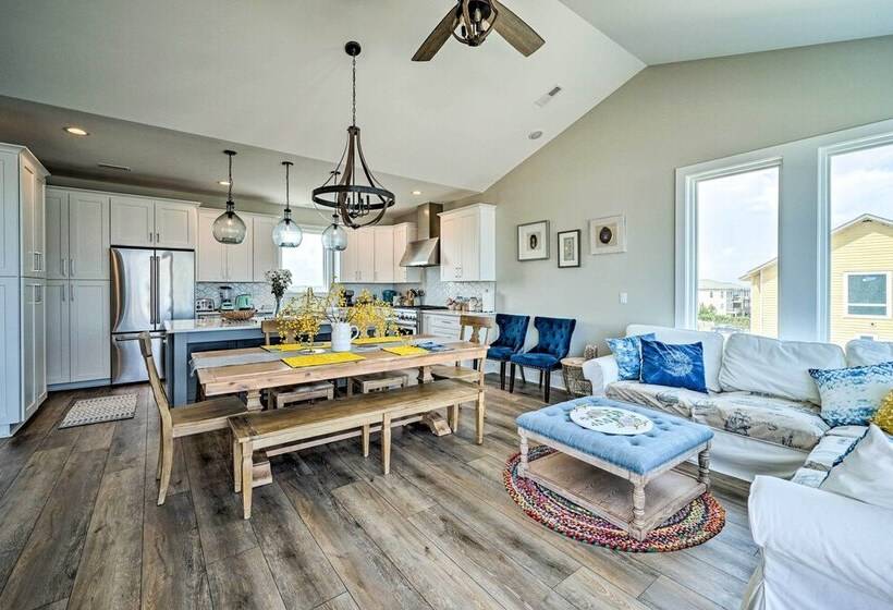 Beachfront Oasis W/ 2 Large Decks, Bbq & Views!