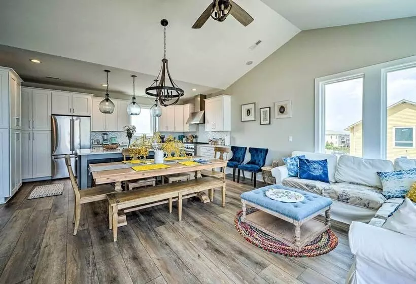 Beachfront Oasis W/ 2 Large Decks, Bbq & Views!