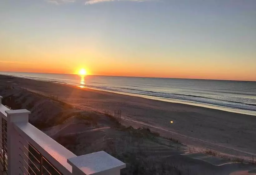 Beachfront Oasis W/ 2 Large Decks, Bbq & Views!