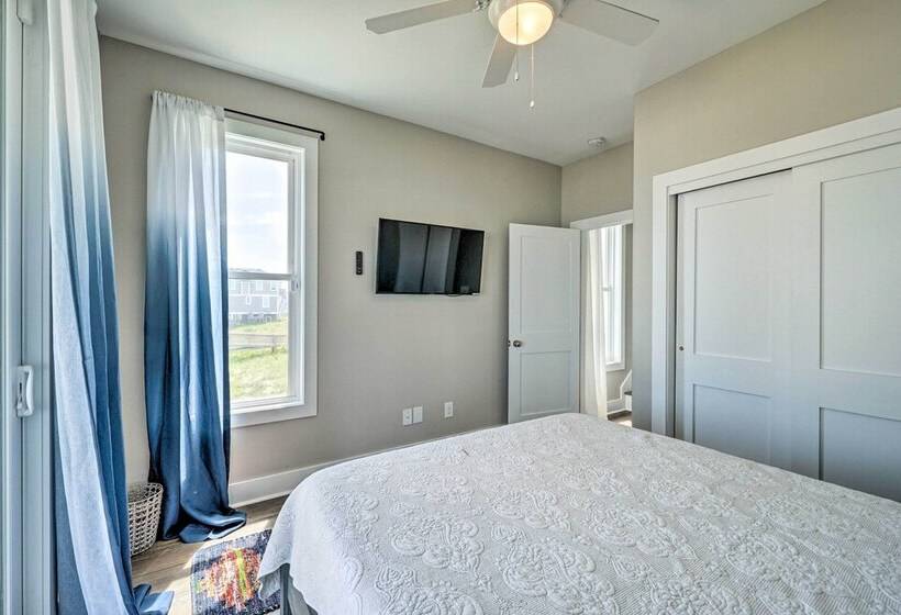 Beachfront Oasis W/ 2 Large Decks, Bbq & Views!