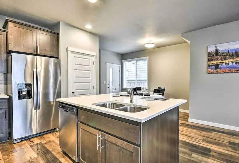 Charming Newberg Home: Walk To Dtwn, Wineries